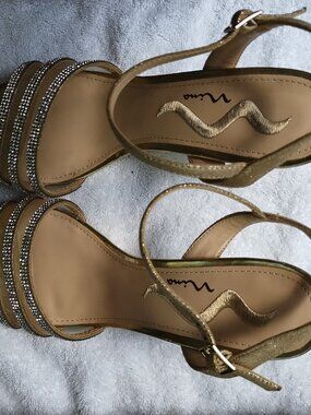 Nina NY sparkly Gold heels. Women’s Size 8.5 Dressy Shoes. Preowned. Worn Once!